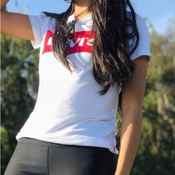 Levi’s tee top in small - good condition - Picture 2 of 6